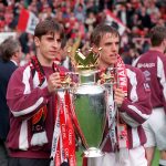 Gary (vasakul) ja Phil Neville töötasid Valencias koos. Siin rõõmustavad nad Unitediga võidetud trofee üle. Foto: TT