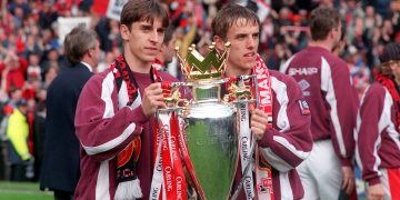 Gary (vasakul) ja Phil Neville töötasid Valencias koos. Siin rõõmustavad nad Unitediga võidetud trofee üle. Foto: TT