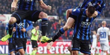 Atalanta mehed rõõmustamas oma edu üle.