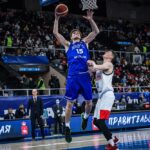 Maik-Kalev Kotsar lööb korvi all platsi puhtaks. Foto autor: fiba.basketball