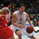 Kristjan Kangur (palliga) 2012/13 hooajal Siena Montepaschi särgis. Foto: Euroliiga