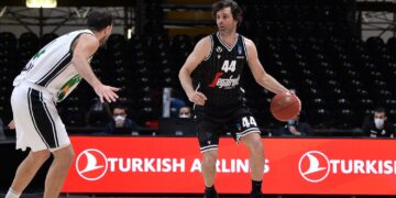 Miloš Teodosic teab, kuidas palliga ümber käia. Foto: eurocupbasketball.com