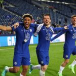 Vasakult: Reece James, Ben Chilwell ja Mason Mount tähistamas Meistrite liiga võitu. Foto: chelseafc.com