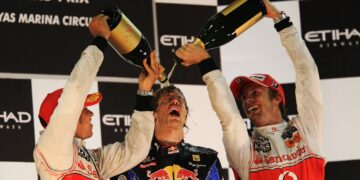2010. aasta Abu Dhabi GP poodium. Vasakult: Lewis Hamilton, Sebastian Vettel ja Jenson Button. Foto: Getty Images / Red Bull Content Pool
