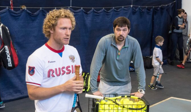 Dmitri Tursunov (vasakul) 2018. aastal Hantõ-Mansiiskis tennisetarkust jagamas. Foto: Instagram @tursunov_tales
