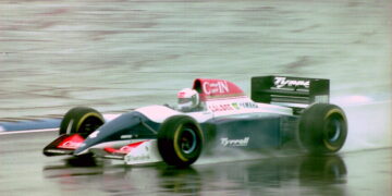 Andrea de Cesaris 1993. aasta Suurbritannia GP vabatreeningul Tyrrelli vormeli roolis. Foto: Martin Lee/Wikimedia Commons