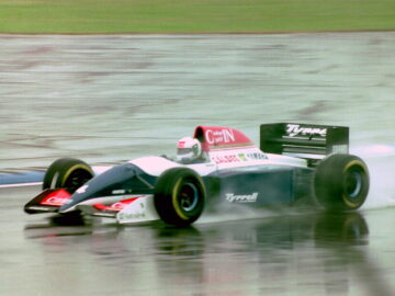 Andrea de Cesaris 1993. aasta Suurbritannia GP vabatreeningul Tyrrelli vormeli roolis. Foto: Martin Lee/Wikimedia Commons